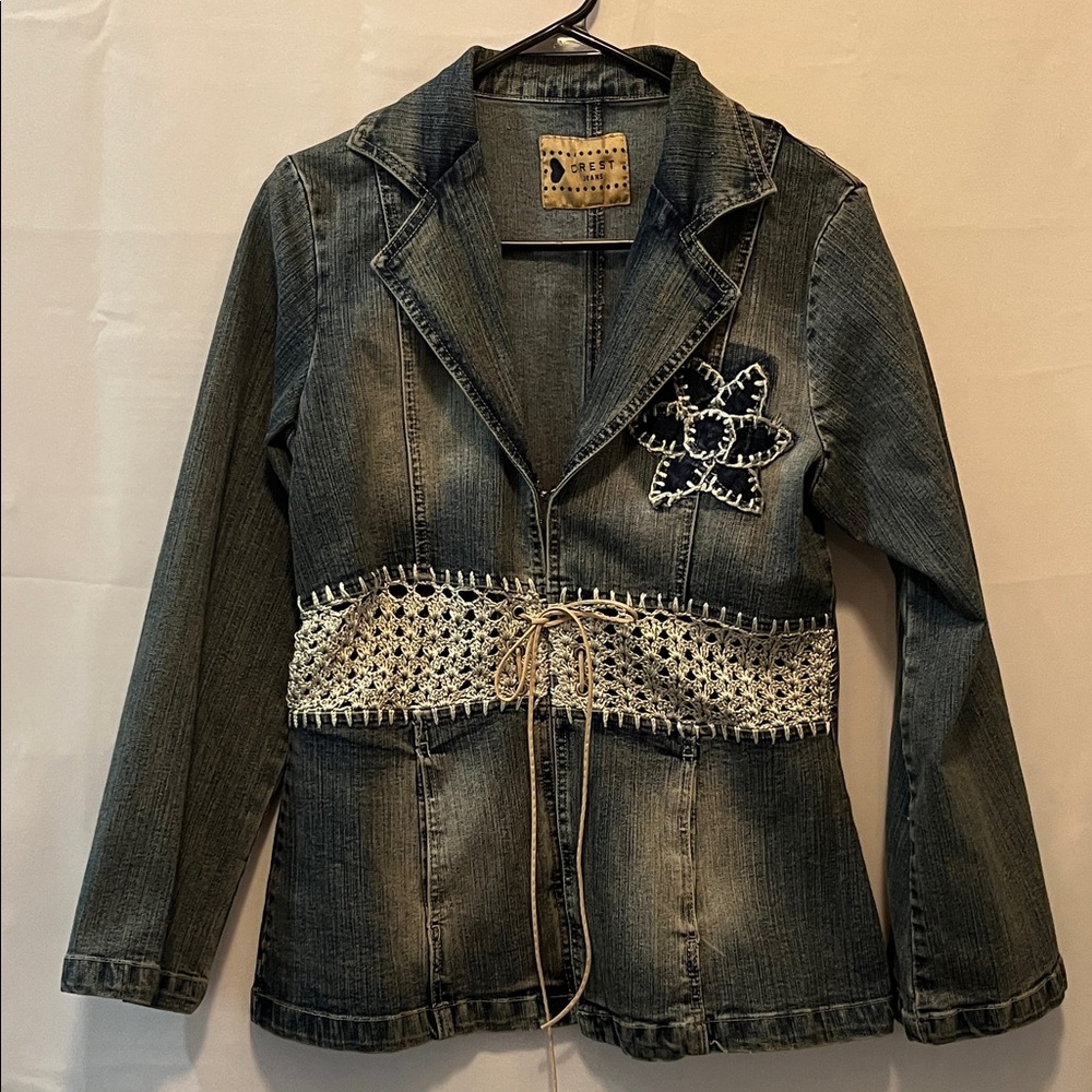 Crest Blue Women’s Denim Jacket with Embroidered crocheted front waist USED SZ L